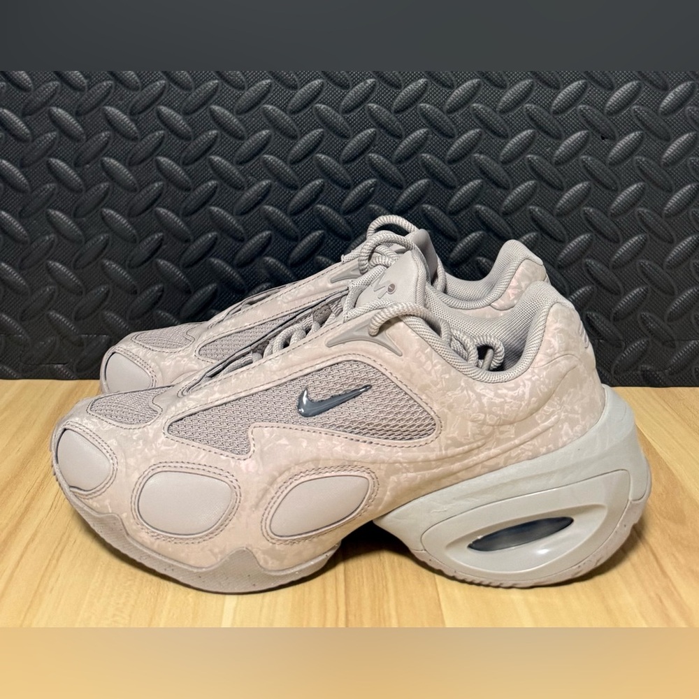 New Nike Air Max Muse College Grey Sneakers HM0750-001 Womens Size 7 - Picture 3 of 5